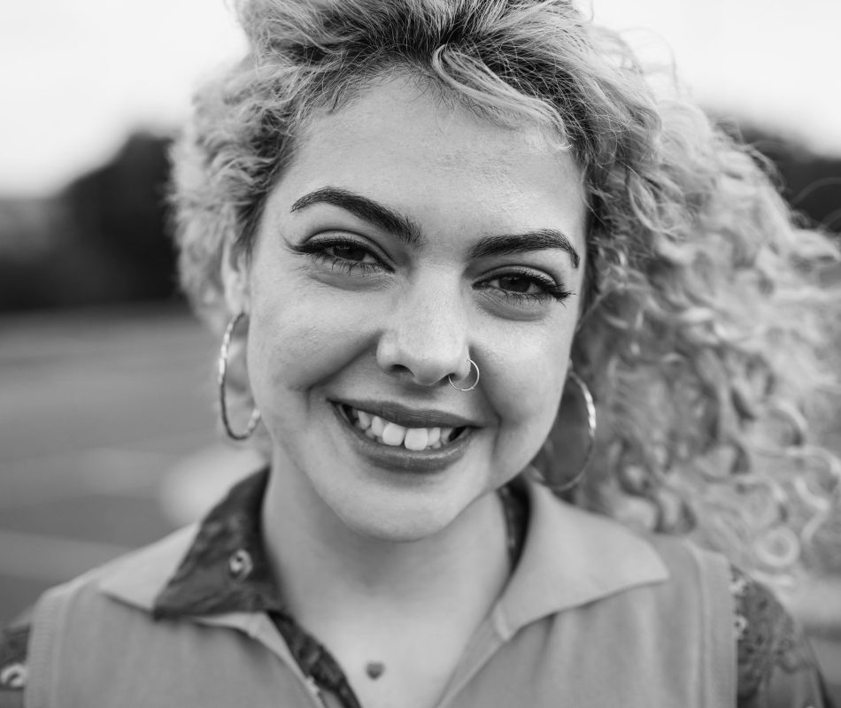 vous pouvez voir une jeune femme en premier plan, il s'agit de manon leroy, la responsable marketing de la marque. La photo est en noir et blanc.