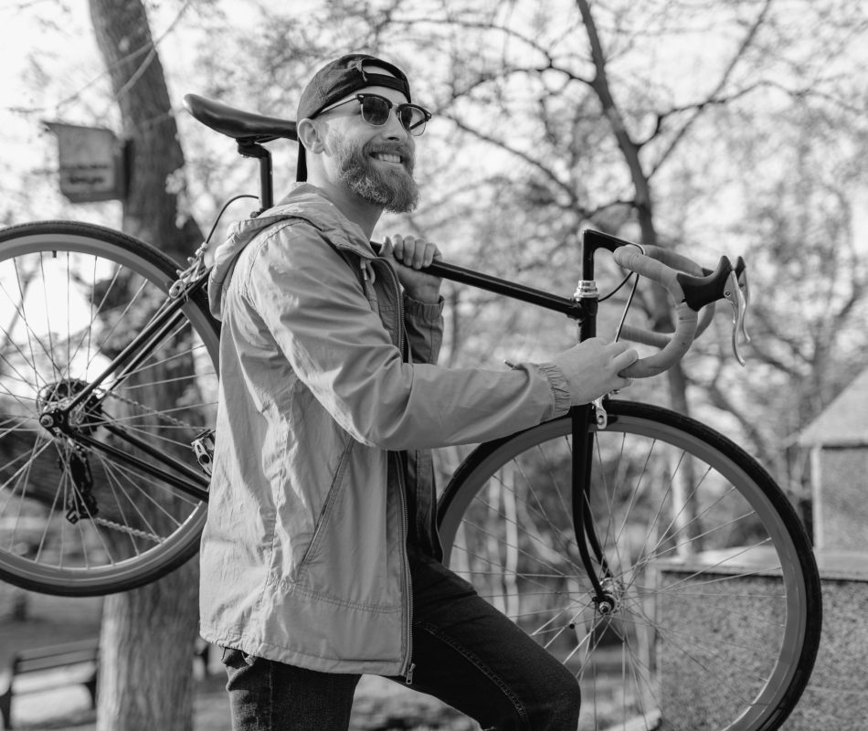 vous pouvez voir une photo de Lucas Moreau, qui porte un vélo, en noir et blanc. Il s'agit du responsable de service après vente de vergoly.