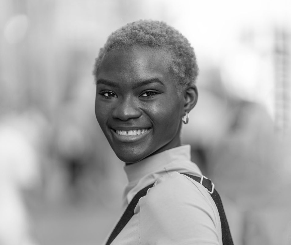 vous pouvez voir un portrait de léa joestar, en noir et blanc. Il s'agit de la co-fondatrice et de la directrice de création de Vergoly.